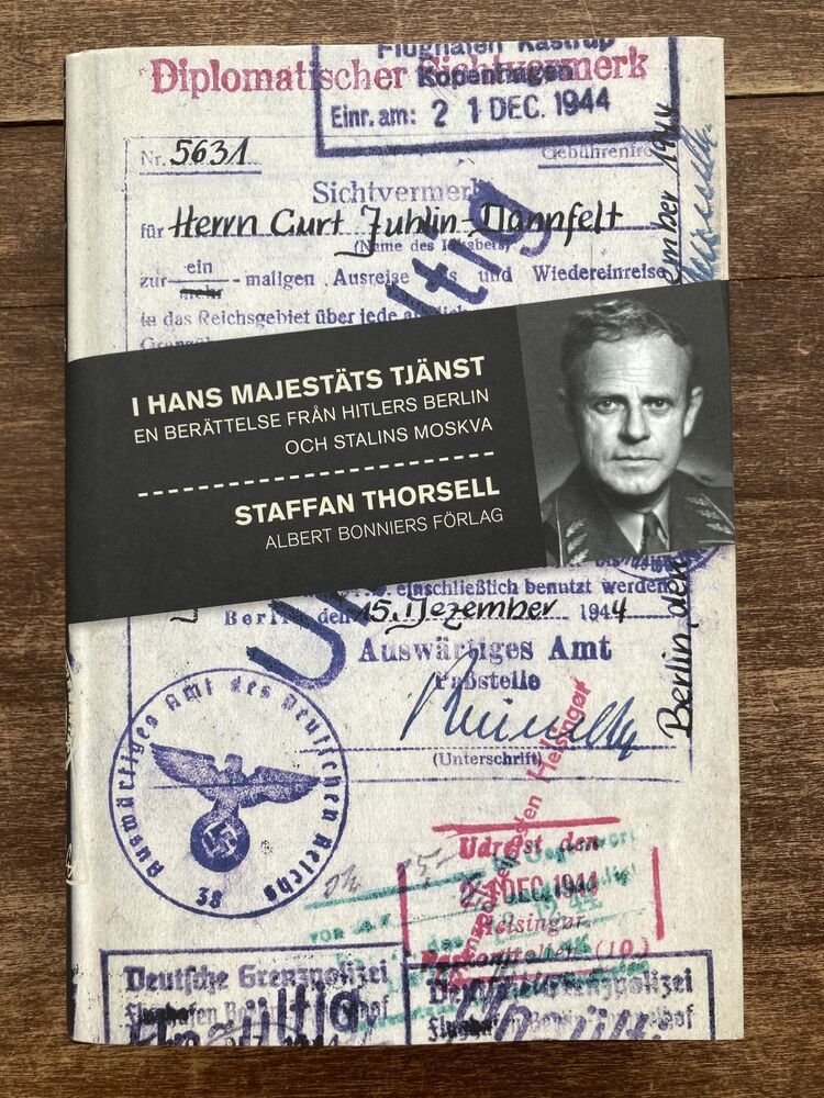 I hans majestäts tjänst: En berättelse från Hitlers Berlin och Stalins Moskva